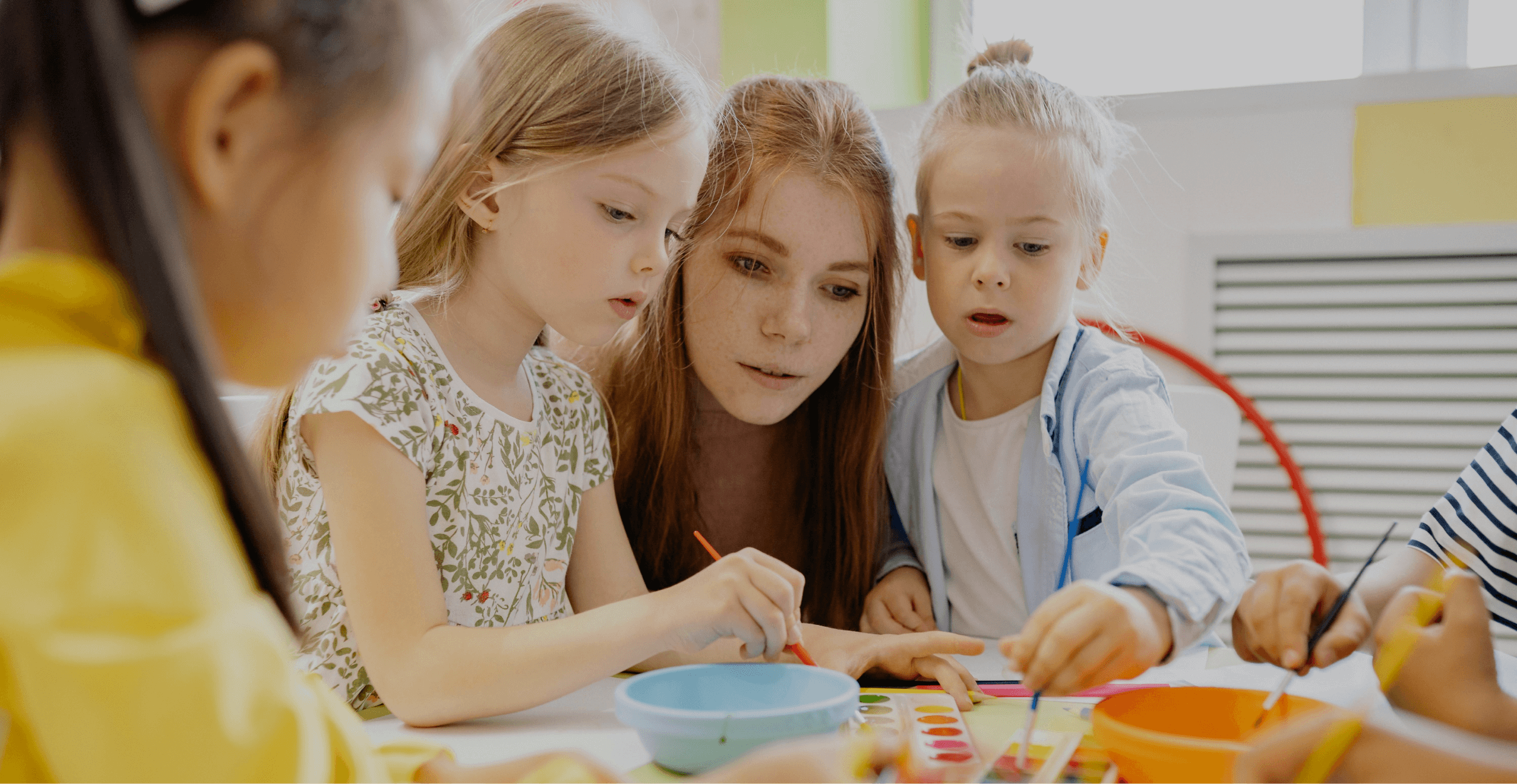 Dzieci z nauczycielką podczas pracy w przedszkolu Montessori