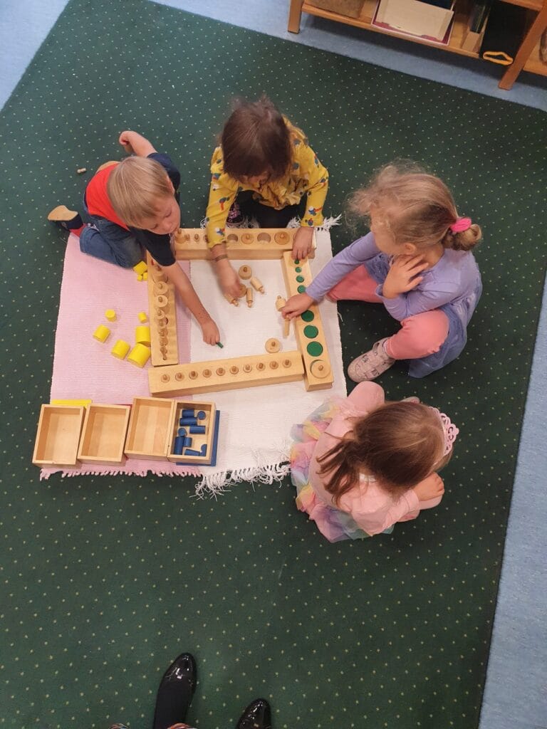 Pomoce sensoryczne są układankami logicznymi