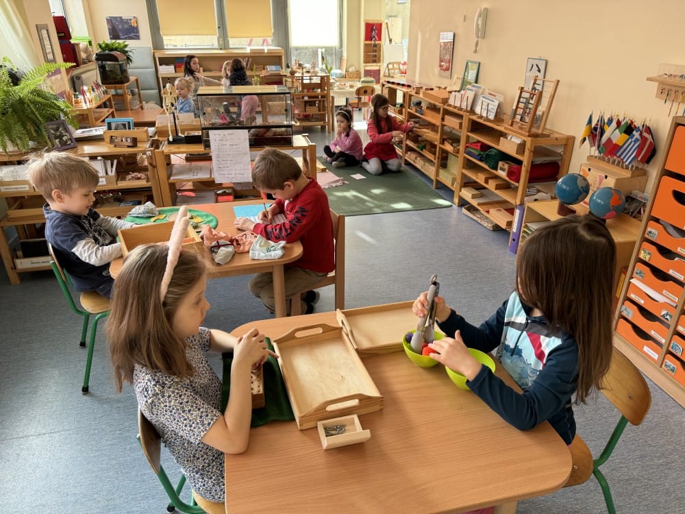 Dzieci podczas pracy Montessori
