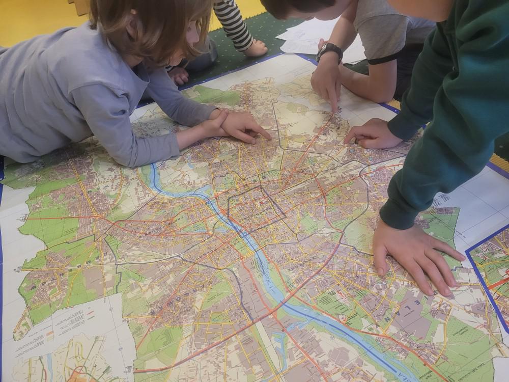 Praca Montessori, to również poznawanie najbliższego otoczenia - praca z mapą