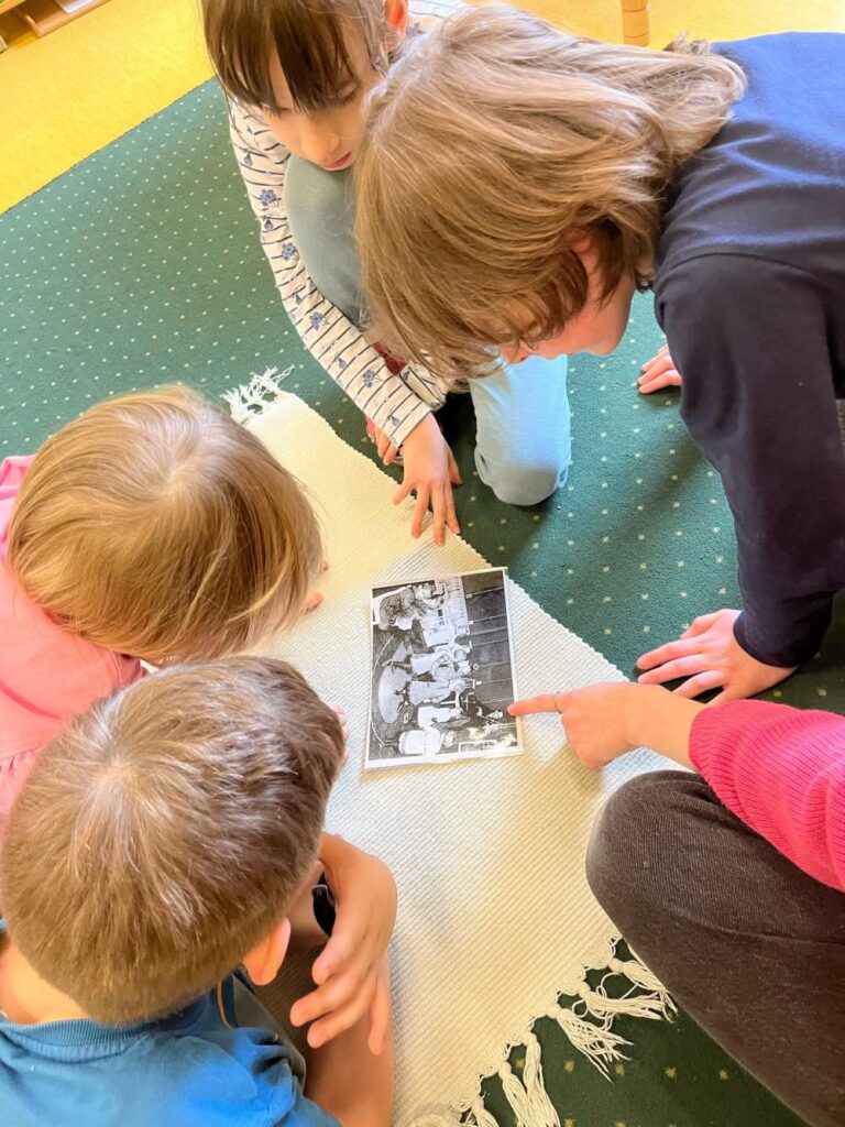 Przedszkolaki porównują salę Montessori dawniej i dziś