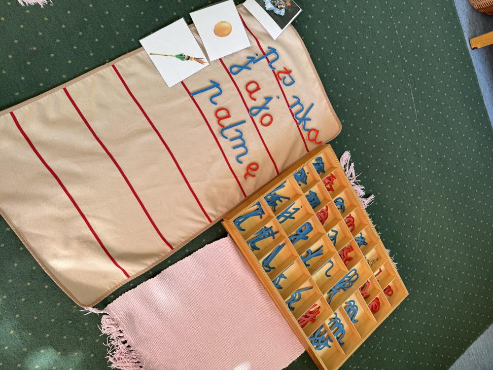 Cztero- i pięciolatki podpisują przedmioty