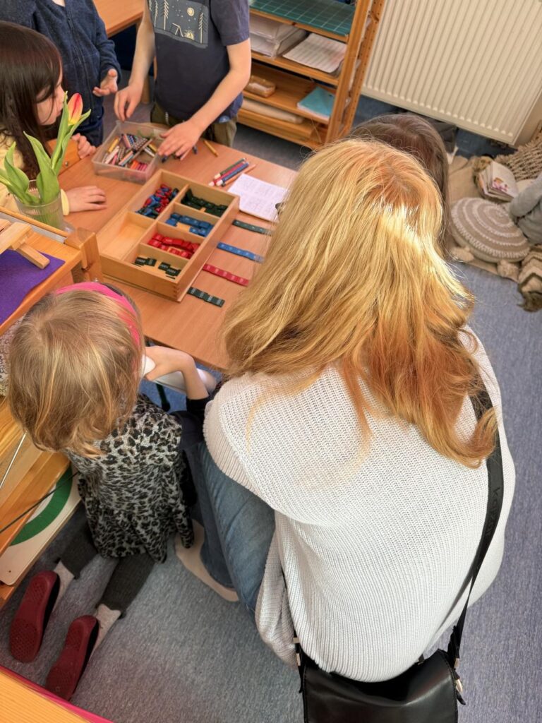 Dzieci w przedszkolu Montessori wykonują działania na liczbach czterocyfrowych