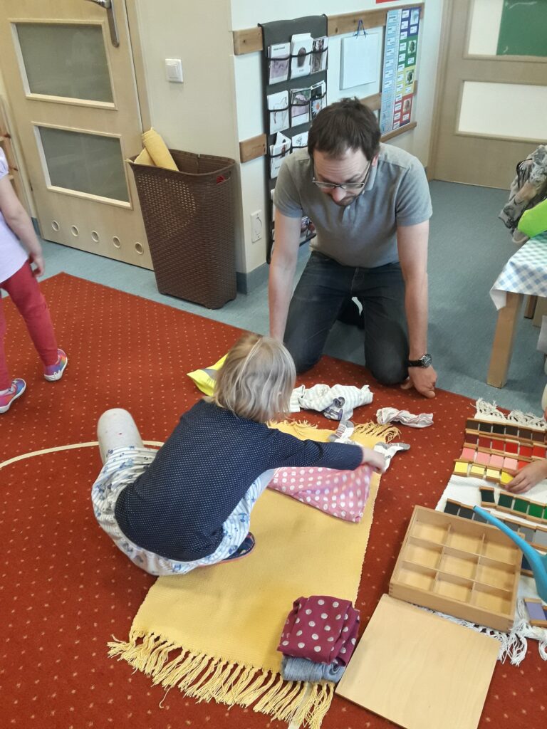 Jak poznać trzy najlepsze przedszkola? - podczas pracy Montessori po południu Dziecko jest przewodnikiem Rodzica:)