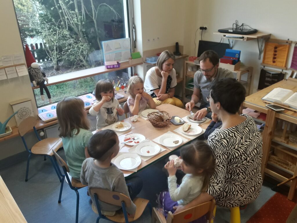 Gościmy Rodziców po południu - jest to okazja do wspólnego posiłku - Warszawa przedszkole Montessori
