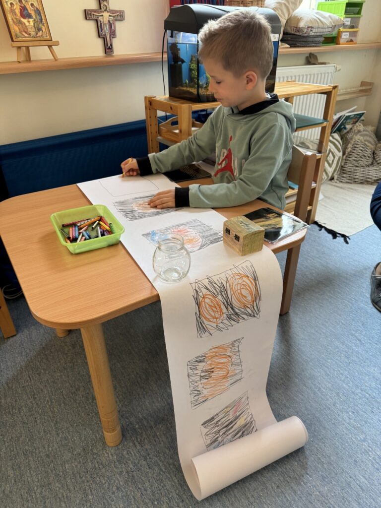 Przedszkole Warszawa Ursynów - Chłopiec pięcioletni rysuje planety Układu Słonecznego