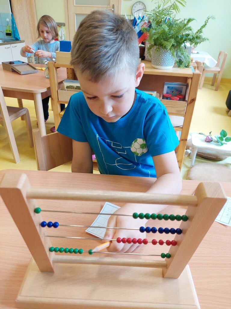 Montessori przedszkole Warszawa - doświadczanie matematyki