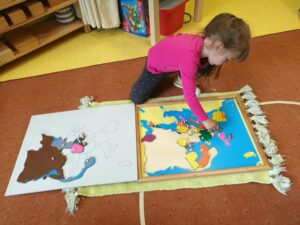 Geografia w przedszkolu Montessori Chatka