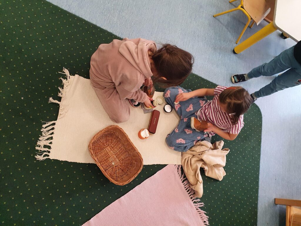 Przedszkole Montessori Ursynów - praca z pomocami życia codziennego