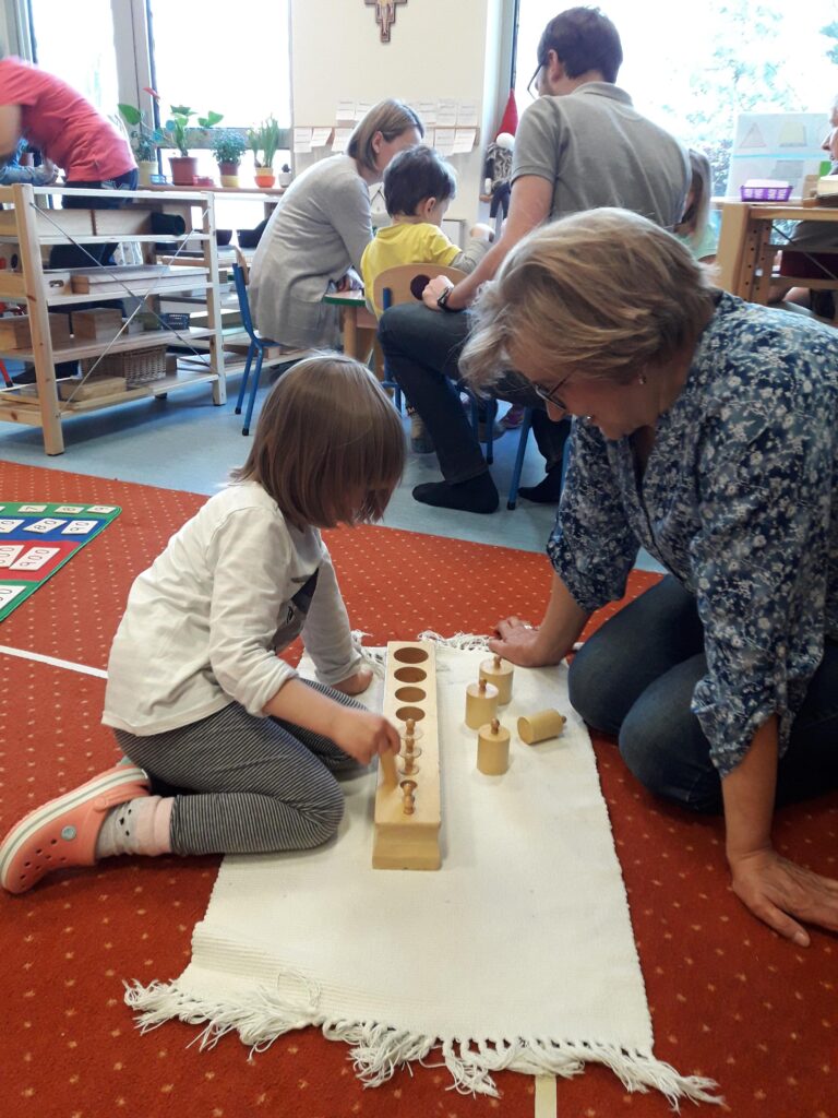 Przedszkole Montessori Warszawa Ursynów - w sali Montessori często goszczą Rodzice.