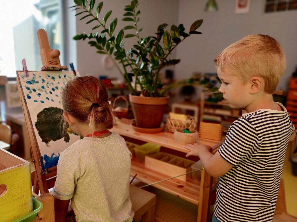Trzy najlepsze przedszkola - zapraszamy do Chatki - sztuka w sali Montessori