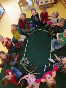 Grupa Dzieci w przedszkolu Montessori Chatka w trakcie zajęć.