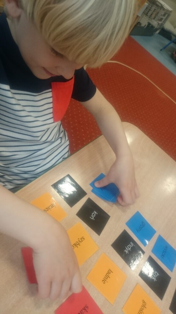 Dzieci w przedszkolu Montessori opanowują części mowy