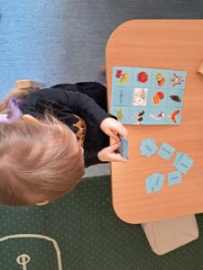 Czterolatek w przedszkolu Montessori Chatka czyta pierwsze wyrazy