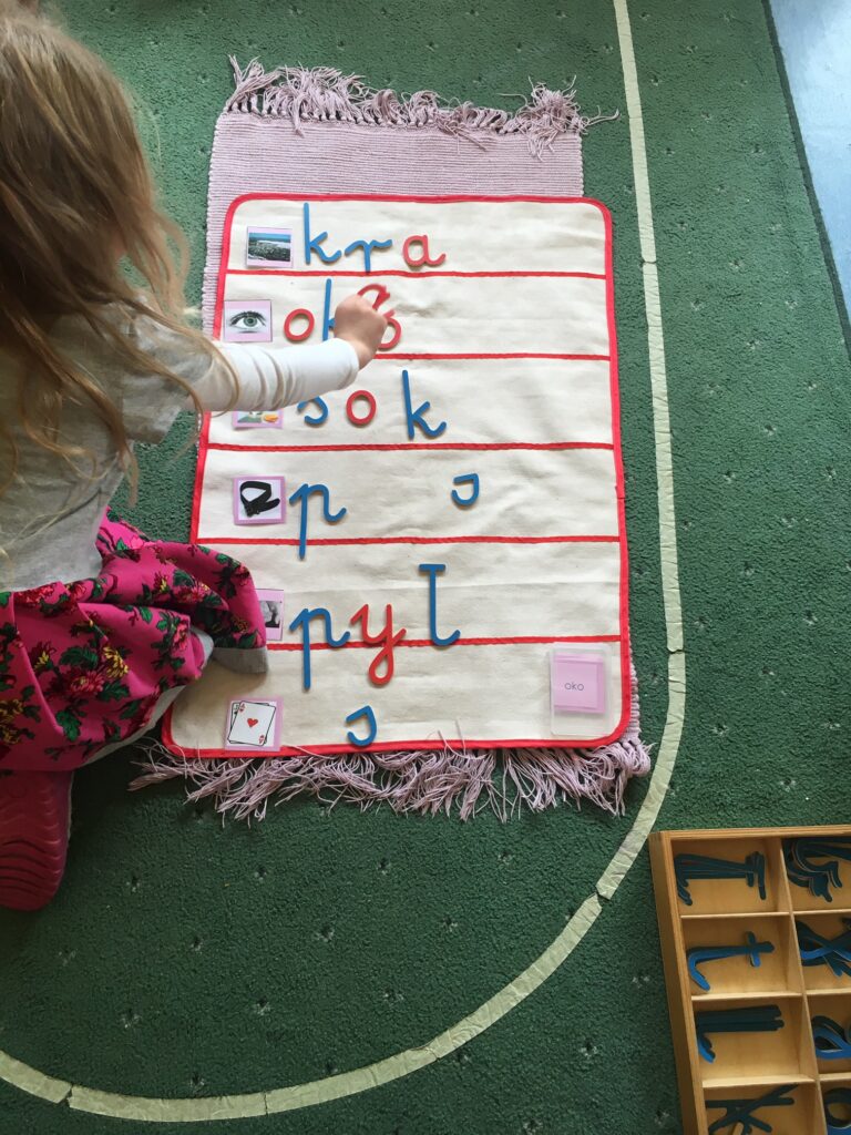 Dobre przedszkole Ursynów - układanie wyrazów w sali wyposażonej w materiały Montessori