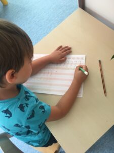 W placówce prowadzonej metodą Montessori pięciolatki piszą litery i wyrazy.