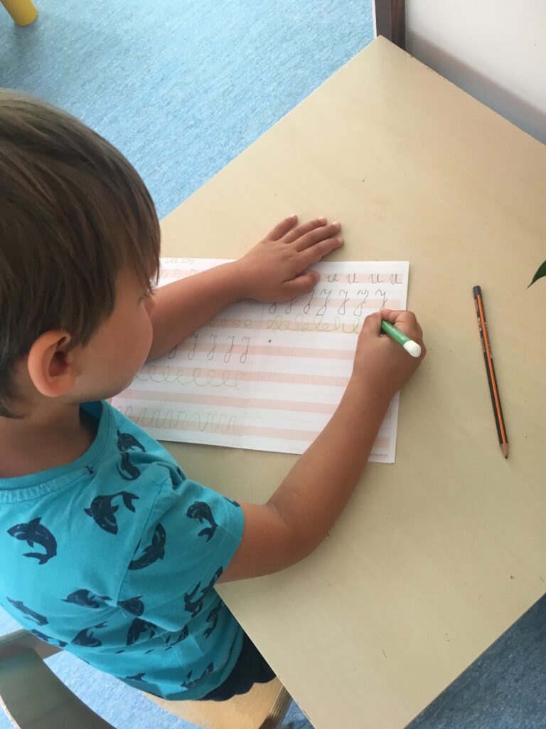 Warszawa przedszkole - w placówce prowadzonej metodą Montessori pięciolatki piszą litery i wyrazy.