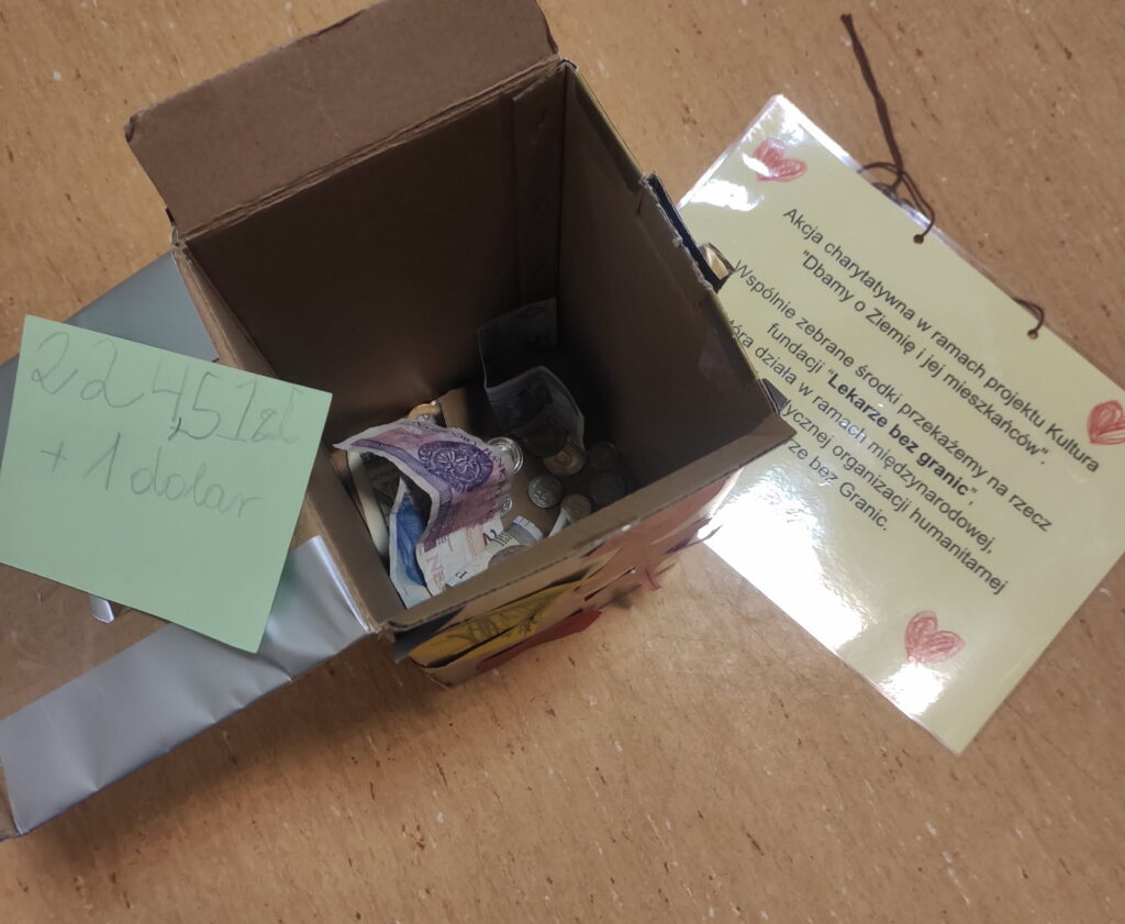 Rodzic z dzieckiem prezentują na kręgu misję organizacji
Lekarze bez Granic