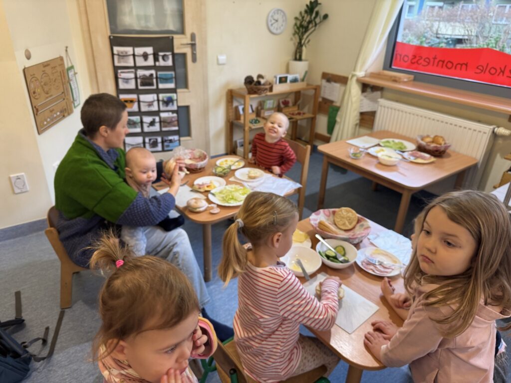 Przedszkolaki z rodzicami przygotowują kanapki dla osób
bezdomnych przed Świętami Bożego Narodzenia
