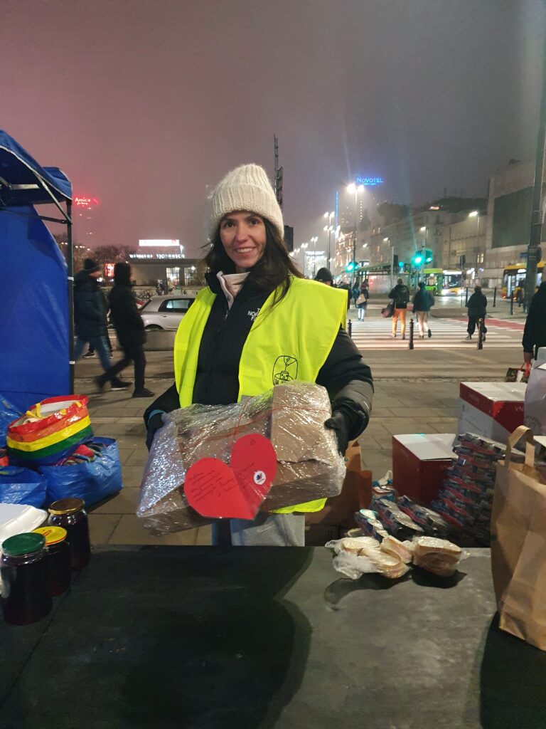 Dzieci układają kanapki na tackach podczas akcji pomocy
dla osób dotkniętych kryzysem bezdomności