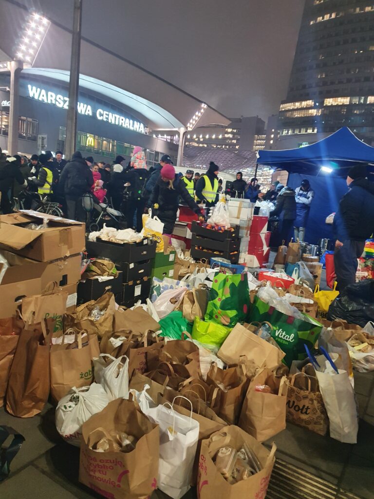 Gotowe kanapki przygotowane przez przedszkolaki i
rodziców dla potrzebujących w okresie świątecznym