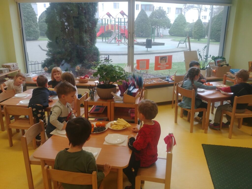 Wspólny urodzinowy posiłek przedszkolaków, po złożeniu
życzeń solenizantowi