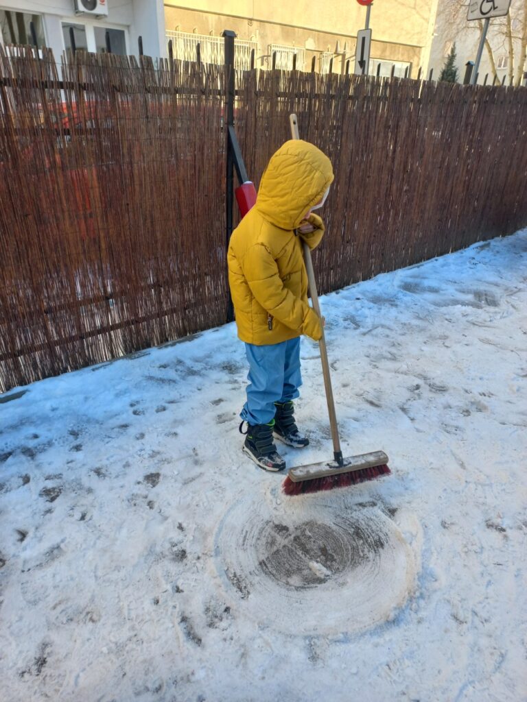 Jedni bawią się na śniegu, inni samodzielnie przygotowują przestrzeń do zabawy